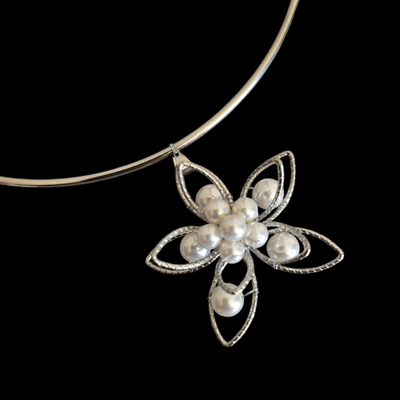 New Cato Necklace and Earrings Set Silver Faux Pearl Silver Floral Choker - Picture 1 of 3